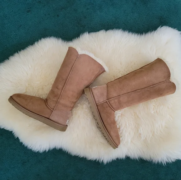 Ugg Boots Women's Bailey Button Triplet. Tan Size 10. - Picture 2 of 10